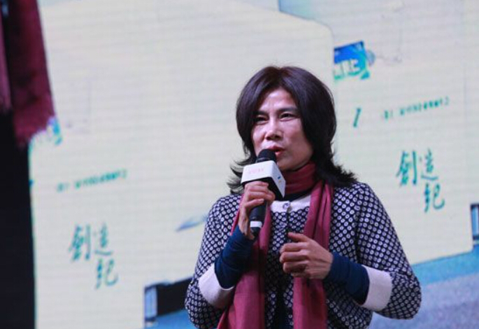 【狂虐雷軍，小編驚呆了！】董明珠：小米和美的是兩個(gè)騙子