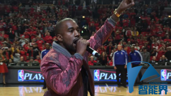 Kanye West 佩戴純金鏈式表帶現身 NBA 賽場