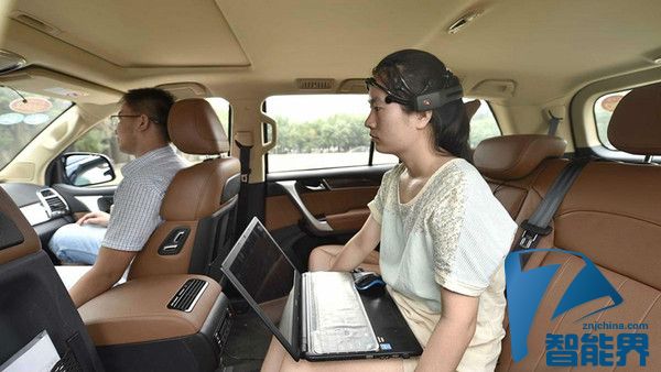 國內首臺腦控汽車試跑 只用腦就能開車？