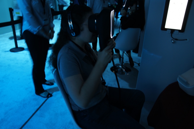 相機巨頭Canon也盯上 VR，推出手持頭盔