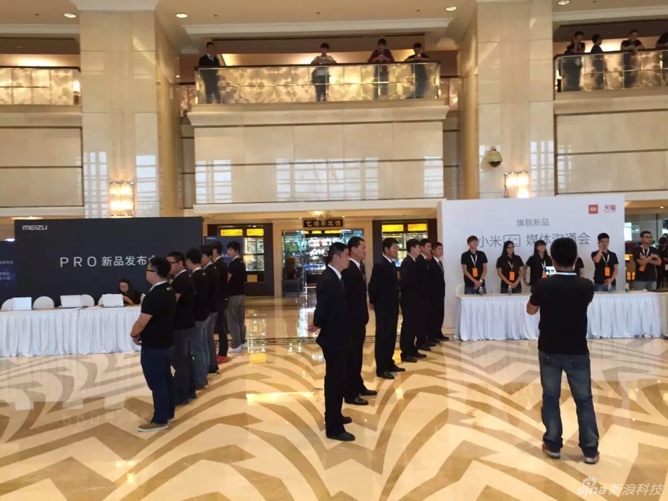 小米魅族同場(chǎng)舉辦發(fā)布會(huì) 顧保鏢對(duì)峙 小米推出4c與兩款電話卡