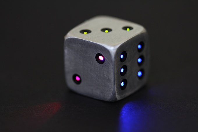 【智能界大百科】LumaDice能夠自動發光的骰子