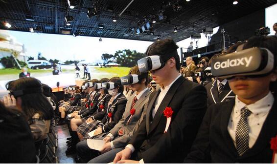 城會(huì)玩！日本高中生戴VR眼罩參加開學(xué)典禮