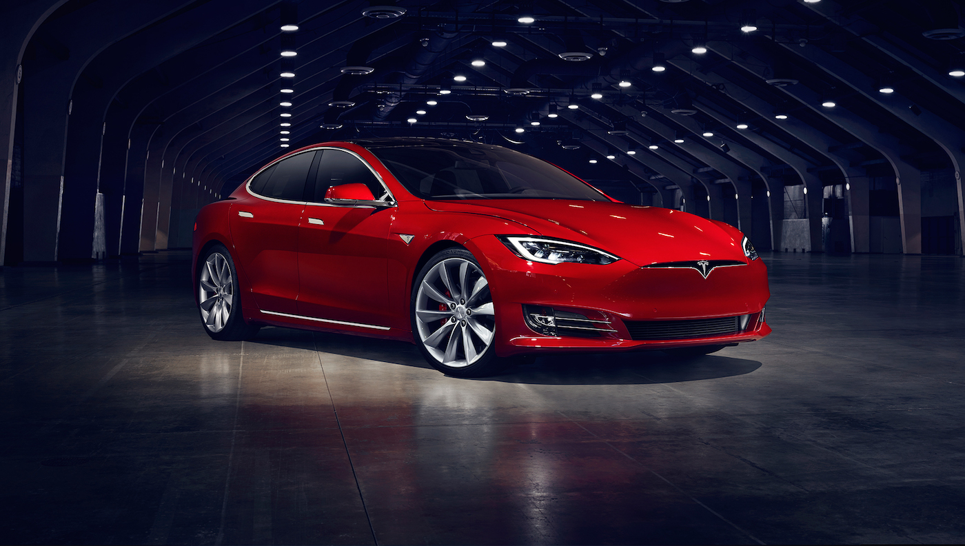 Tesla 給 Model S 換上了新車頭，同時還加入快速充電