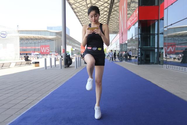 聯想展示新一代智能運動鞋 玩游戲累點也高興