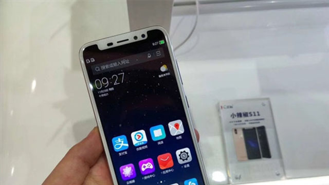 小辣椒展出了一款S11新機，竟然與iPhoneX一樣是劉海屏