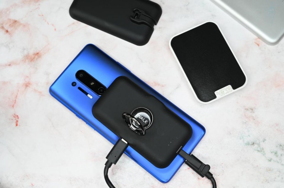 會充電的手環支架，iWALK變色龍口袋充電寶體驗