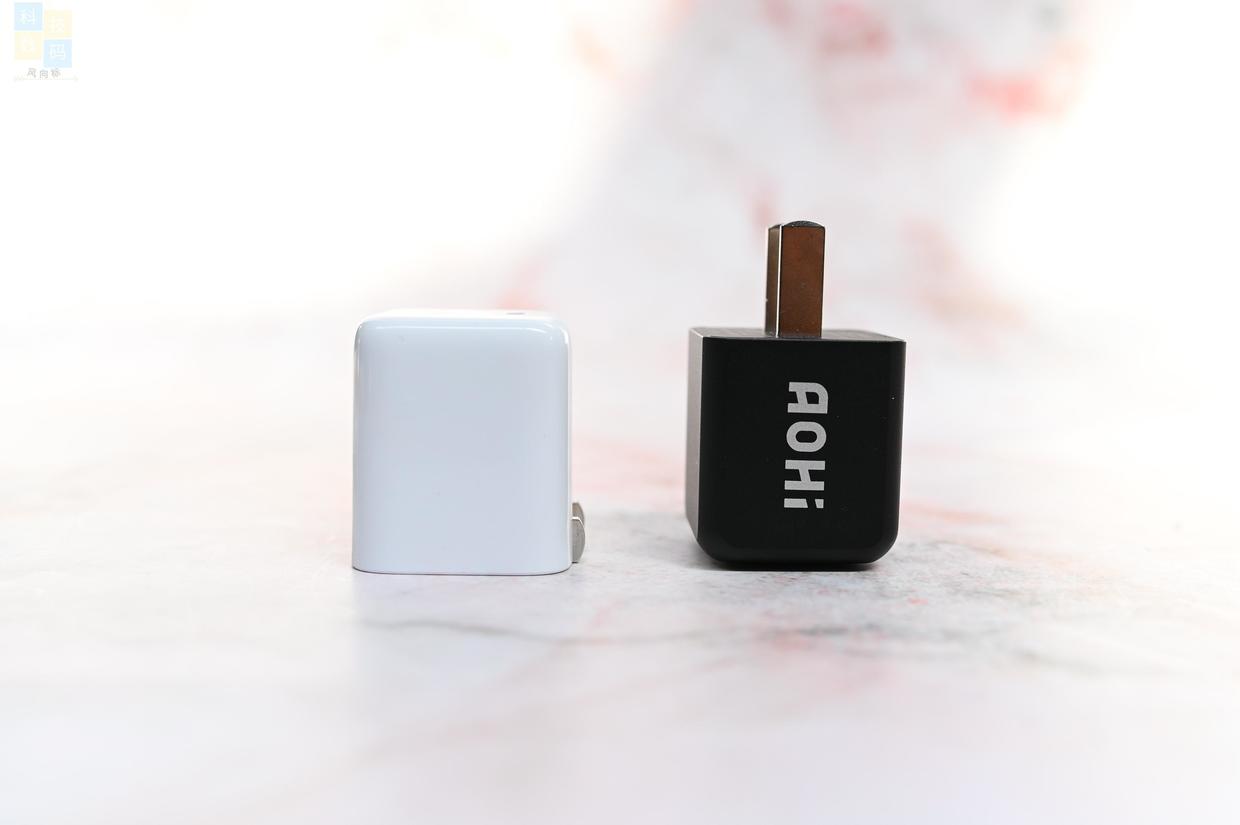 小巧精致的充電器，30W功率兼容更全面，AOHI 30W充電頭上手