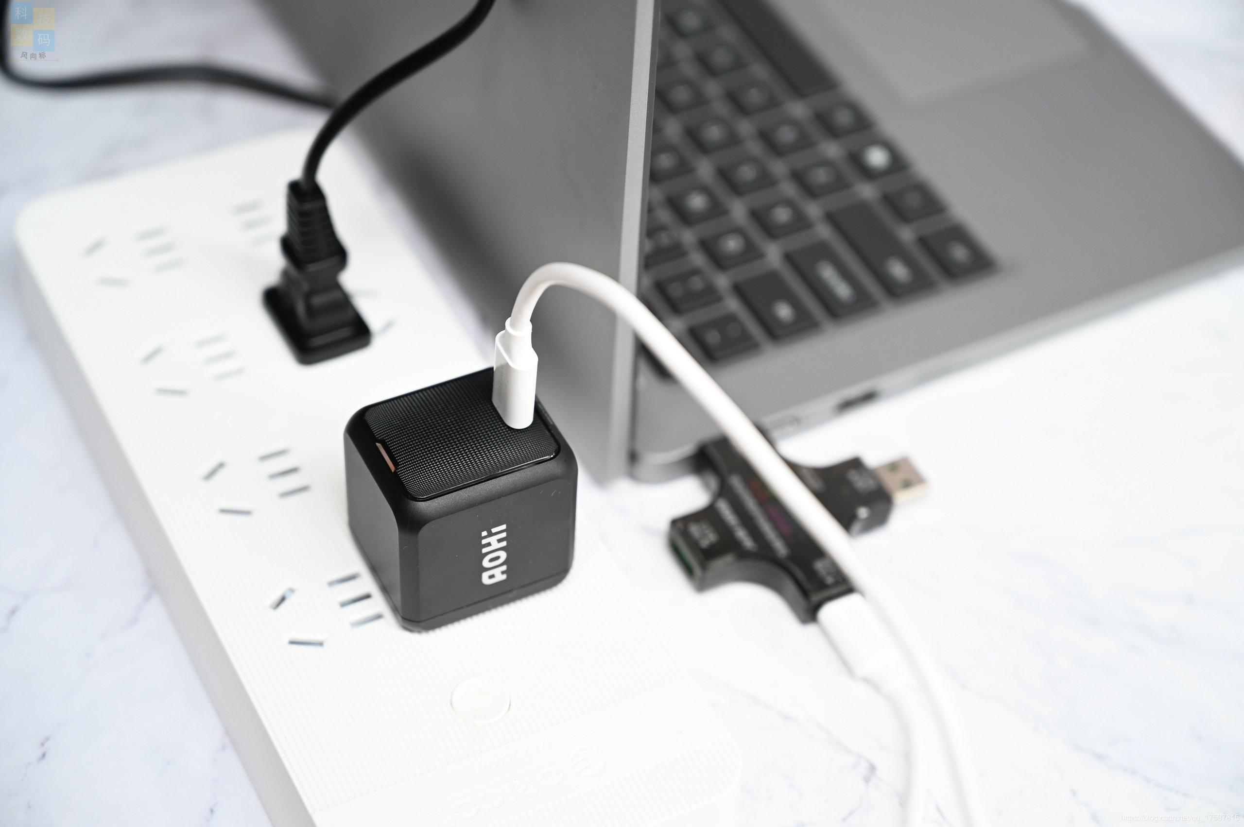 乒乓球大小充電器，手機筆記本都能用，AOHi 65W氮化鎵充電器體驗