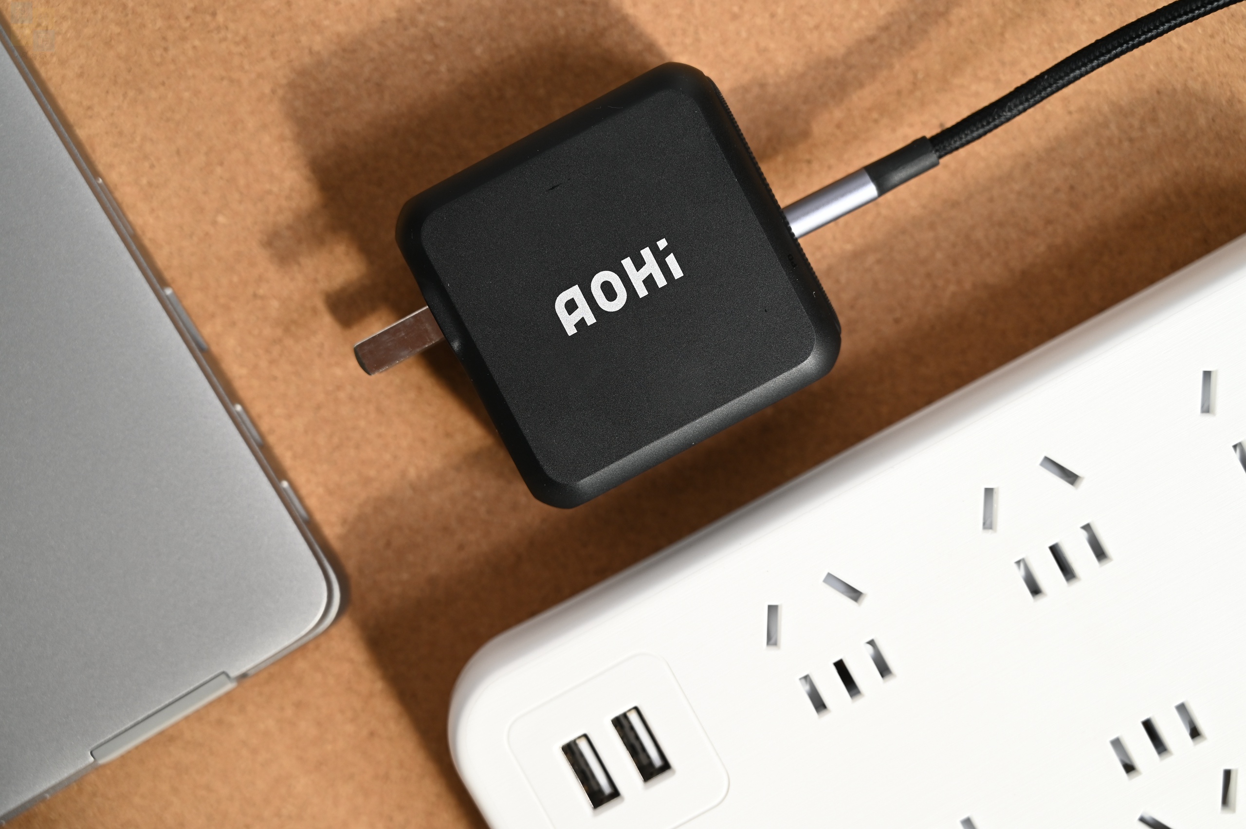 小巧精致的充電器，竟擁有100W的澎湃動(dòng)力，AOHi 100W PD充電器上手
