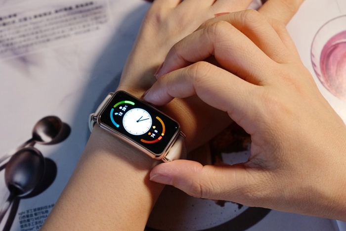 將優雅置于腕上，華為WATCH FIT mini凝霜白開箱圖賞