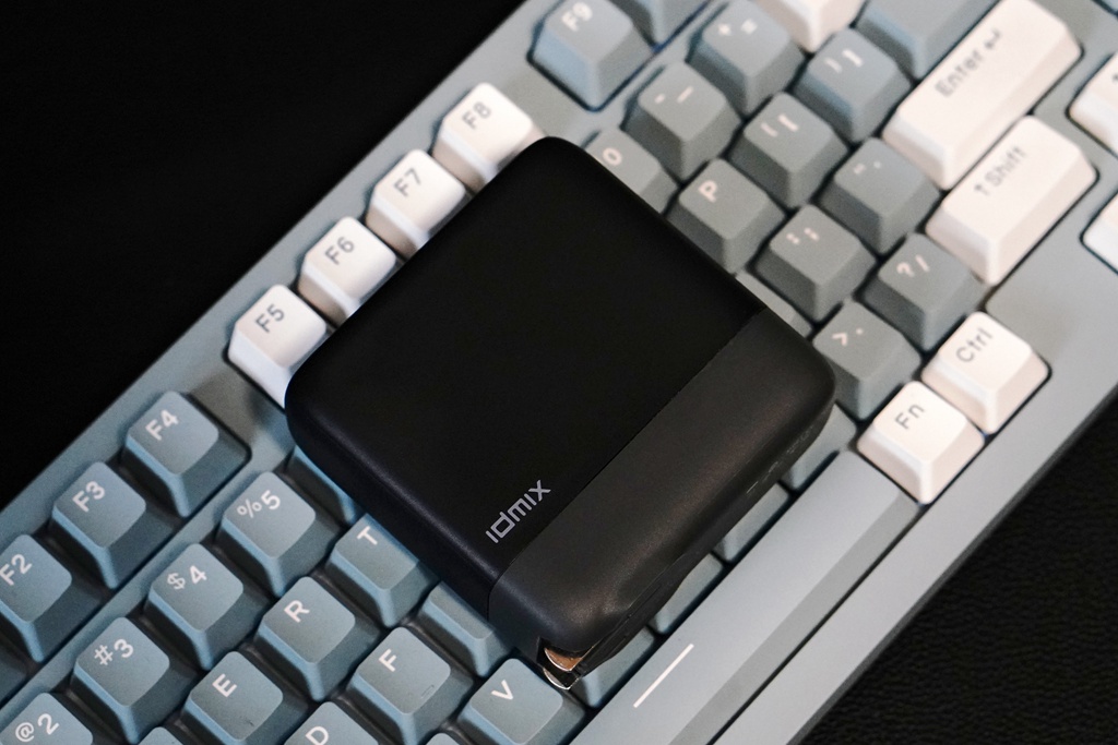 IDMIX 140W氮化鎵充電器：三口皆快充，充電不等待