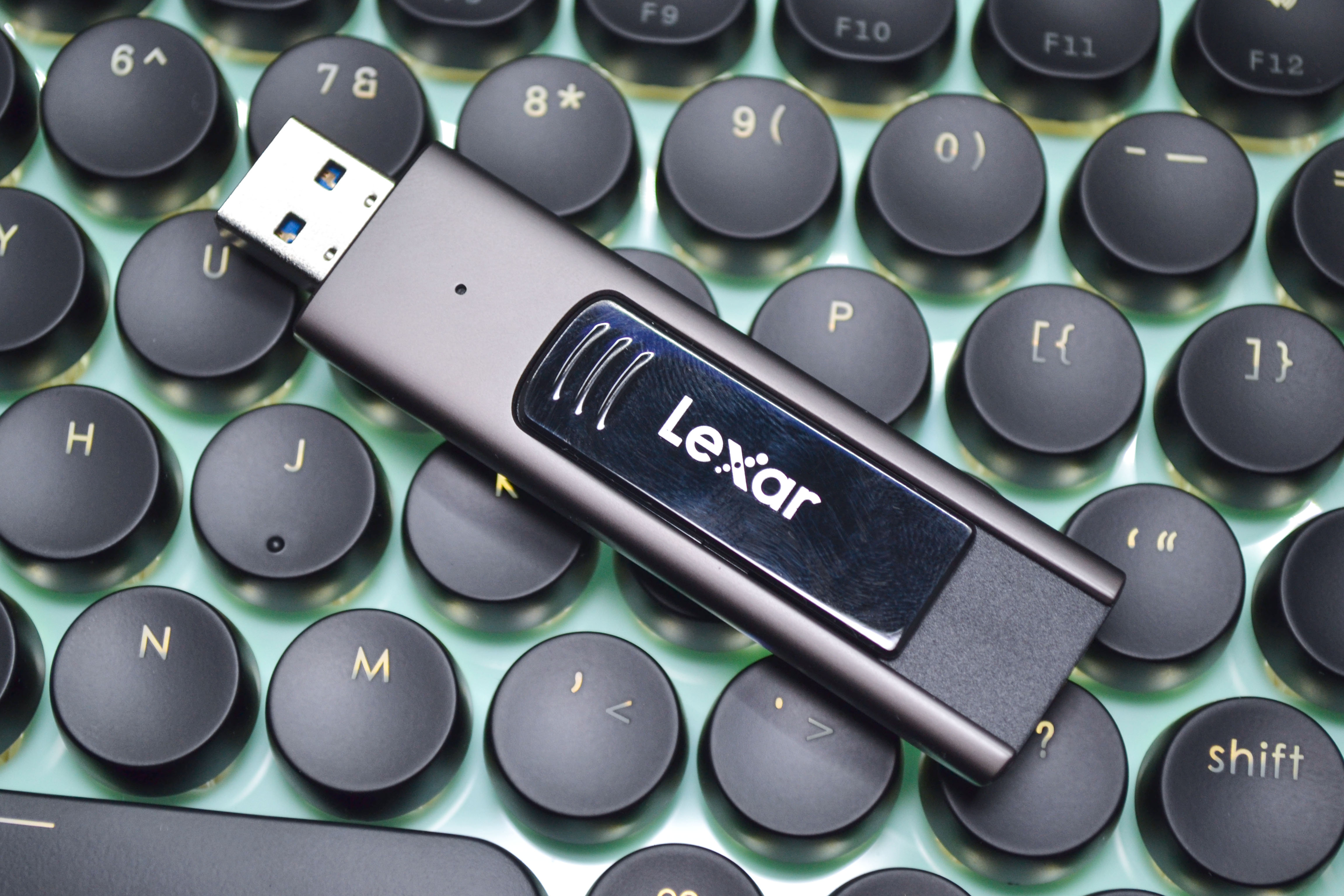 又快又安全的優(yōu)盤它來了 真材實(shí)料雷克沙 M900 USB3.1 Gen1 U盤